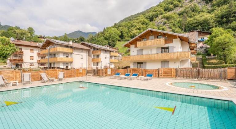 Holiday apartment with pool & garden in Ledro