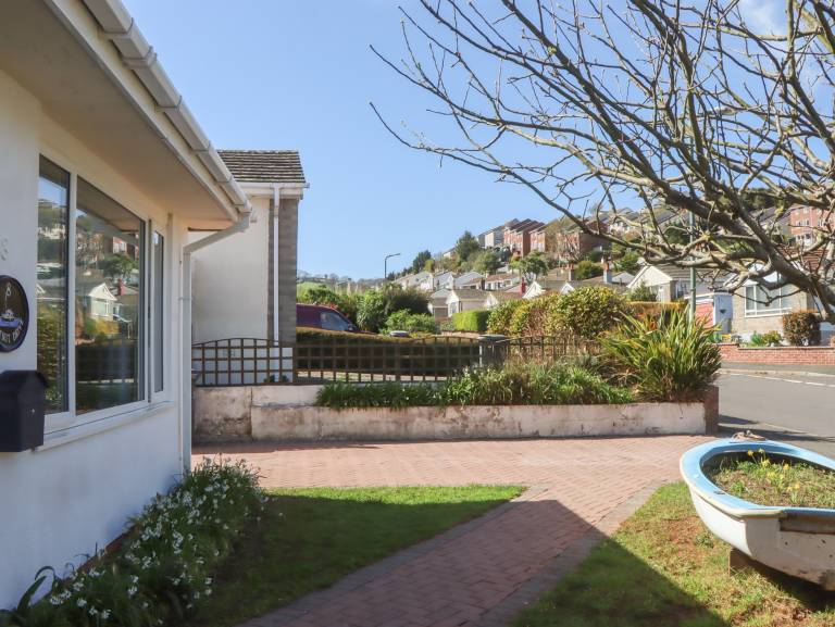Cottage with yard | Beach view — photo 4