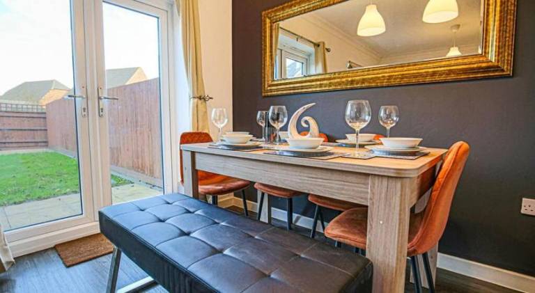 Stylish House with Smart TVs and Netflix, Fast Wifi, Free Parking and Garden by Yoko Property — photo 5