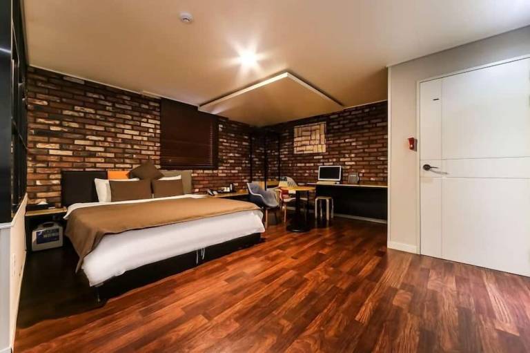 HOTEL 385