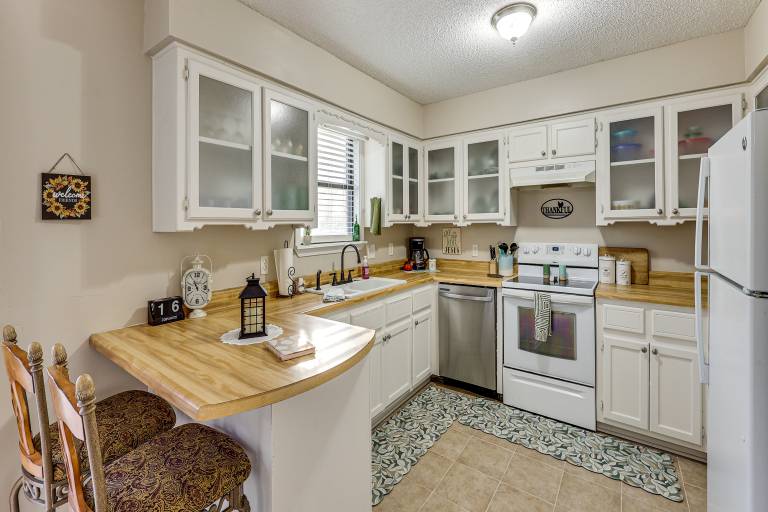 Fish, Hike & Tailgate: Russellville Home w/ Yard — photo 3