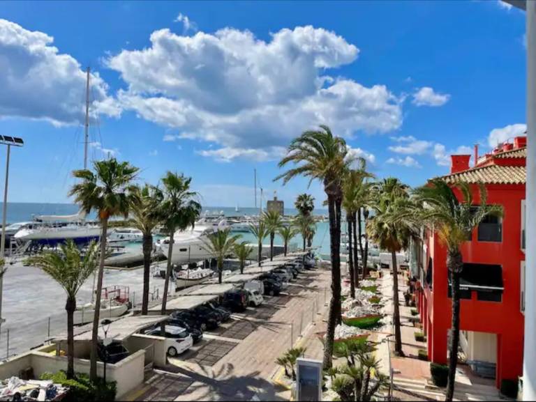Fully equipped spacious holiday apartment with fast internet, yard & patio | Beach view | Next to the beach | Pets are welcome in Cádiz