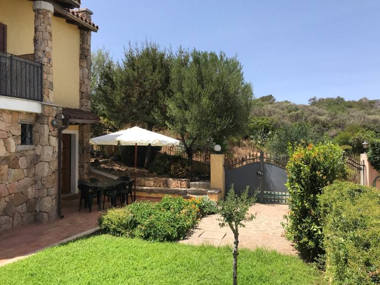 Rental apartment with patio, yard & barbeque | Garden view — photo 2