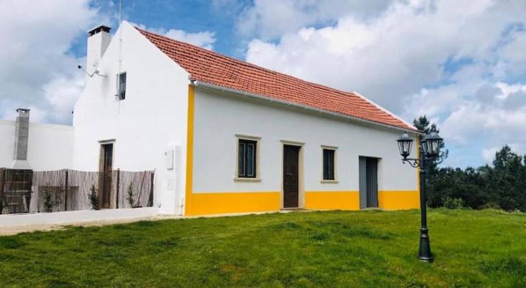 Vacation home with yard, barbecue & pool | Pet-friendly in Óbidos