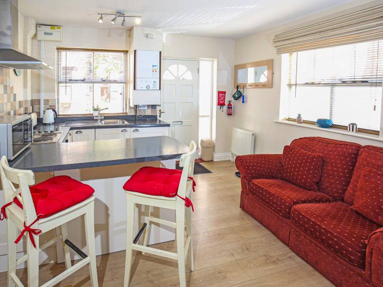 Family-oriented cottage with yard | River view | Pet-friendly — photo 2