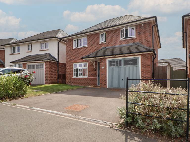 Cottage with yard in Telford