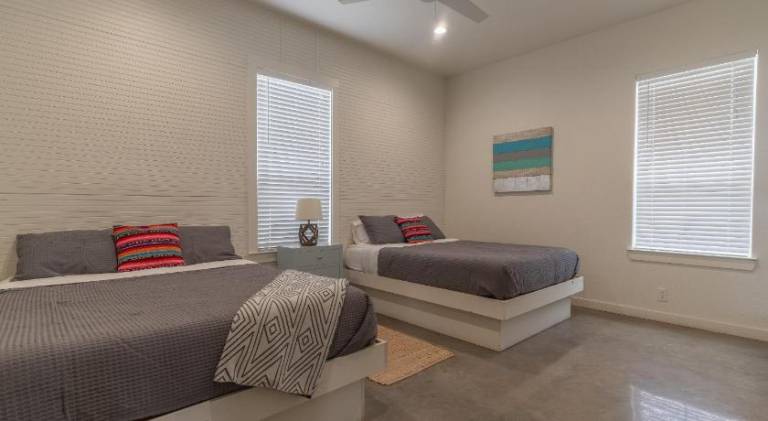 Vacation home with pool — photo 2