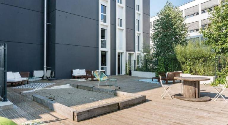 Serviced apartment with patio — photo 3
