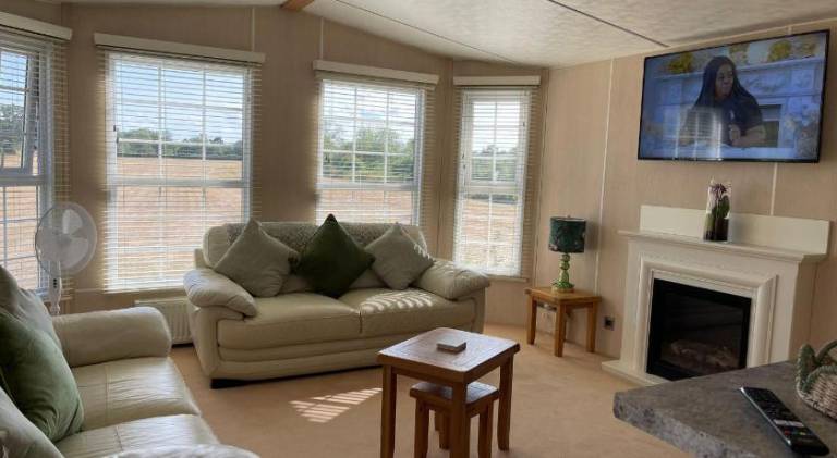 By The River Severn - Caravan 6 - Severnside Boat and Caravan Park — photo 2