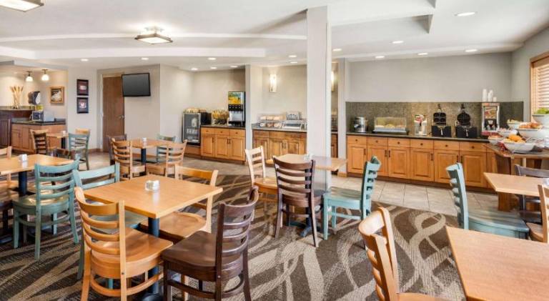 AmericInn by Wyndham Laramie Near University of Wyoming — photo 5