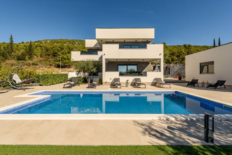Villa with private pool, jacuzzi & barbeque — photo 5