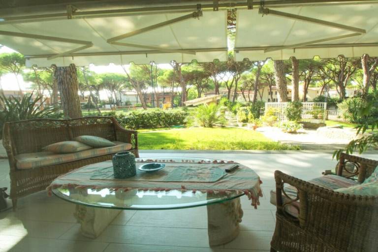 Villa mit Terrasse und Garten