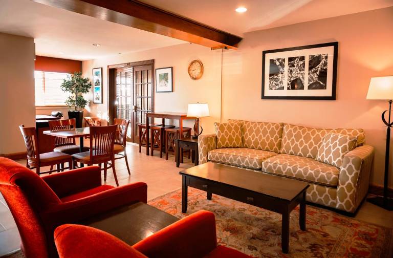 Travelodge Suites by Wyndham Regina / Eastgate Bay — photo 2