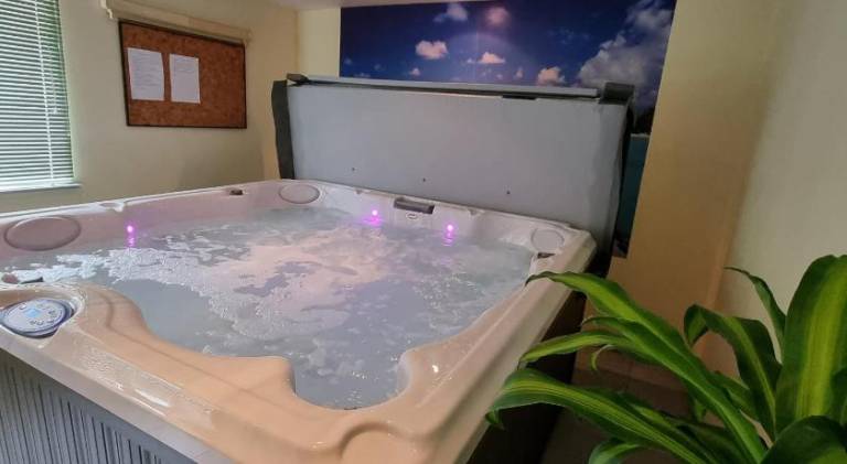Apartment with jacuzzi — photo 5