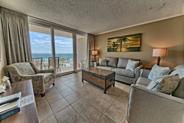 Condo with pool in Panama City