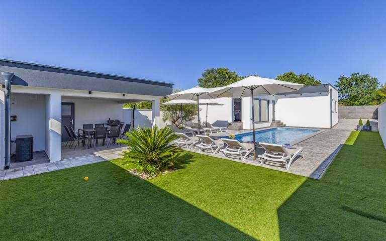 Child-friendly vacation home with BBQ, private pool & patio | Pets allowed — photo 4