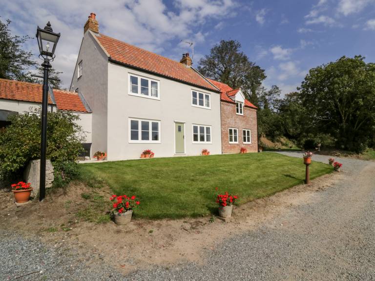 Cottage in West Caister with Plentiful Parking + Country Views