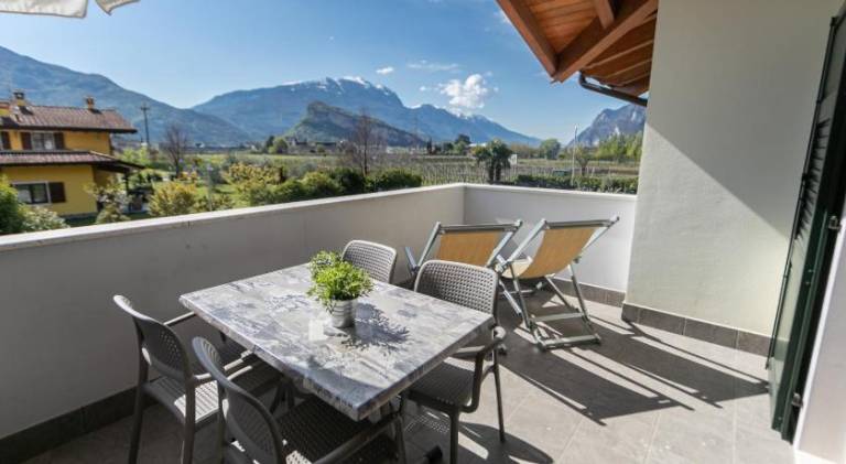 Serviced apartment with yard, barbecue & pool — photo 4