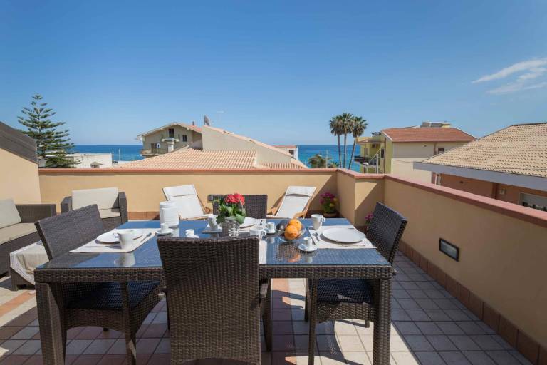 Holiday apartment with fast internet, barbecue & patio | Sea view — photo 2