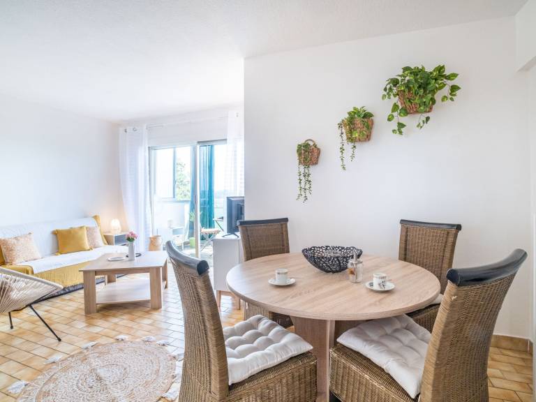 Apartment with patio & yard | Sea view | Pets are welcome — photo 3