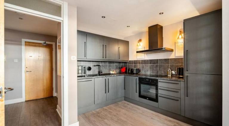 Great Value Luxury Apt in Belfast City Centre with parking — photo 3