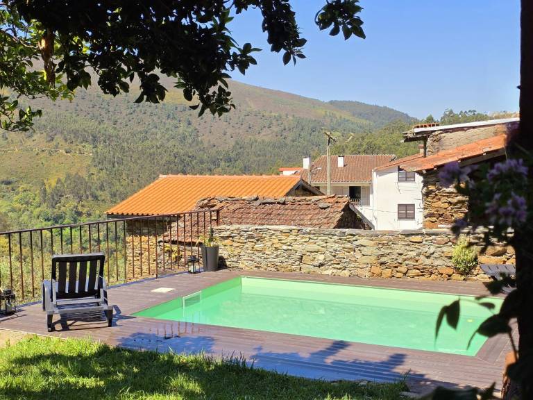 Cottage with grill, patio & pool | Mountain view | Pets allowed in Coimbra