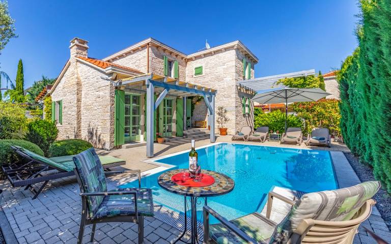 Villa with garden, private pool & BBQ in Medulin