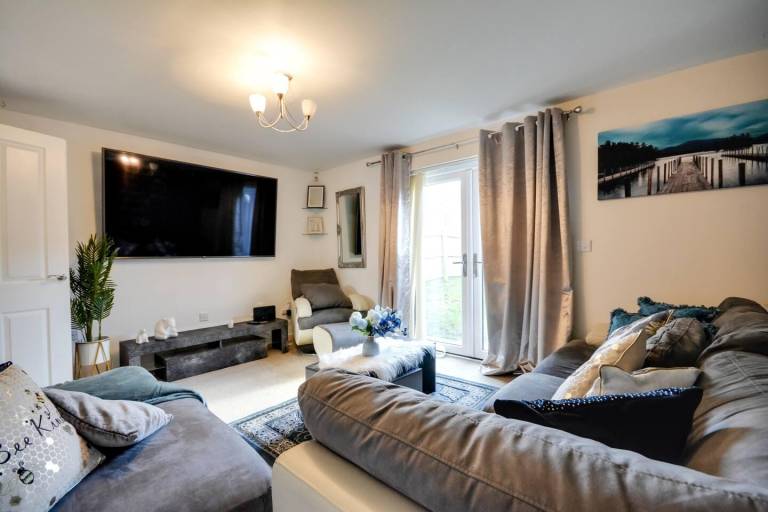 Runcorn House Sleeps 6 Parking Garden