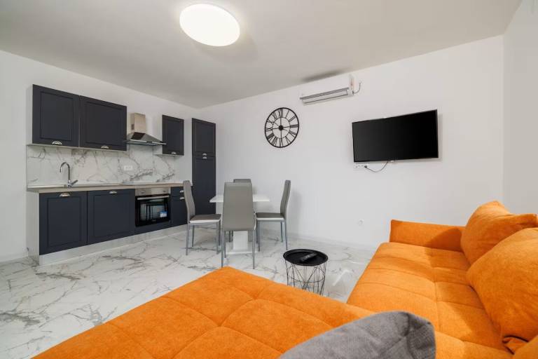 Apartment with yard & barbecue | Sea view — photo 2