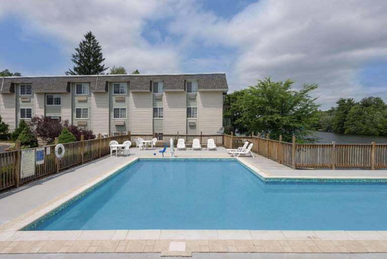 Super 8 By Wyndham Sturbridge — photo 2