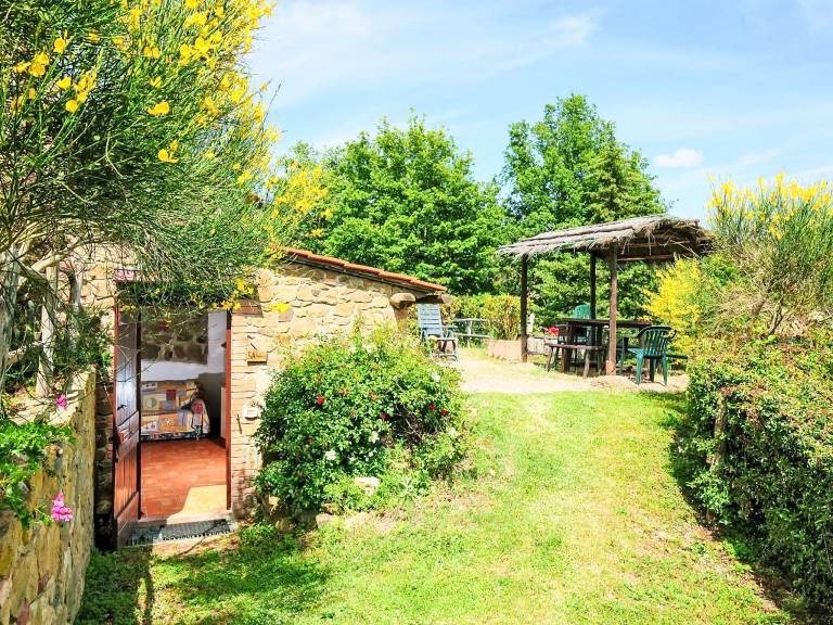 Child-friendly charming house with pool, yard & patio | Pet-friendly — photo 4