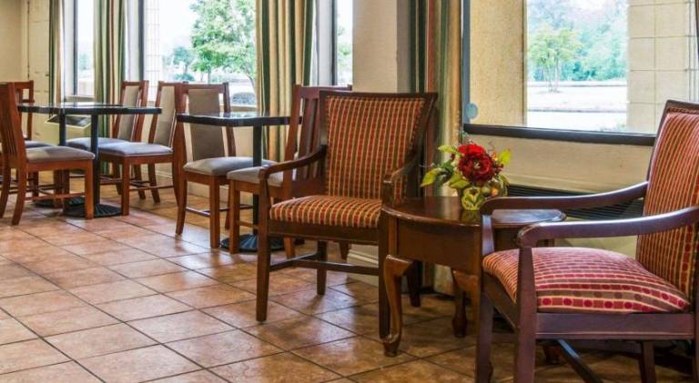 Econo Lodge Inn & Suites Columbus near Fort Benning — photo 4