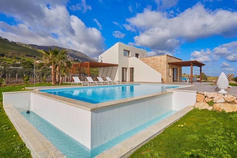 Fully equipped villa with private pool, garden & barbeque | Pets are welcome — photo 3