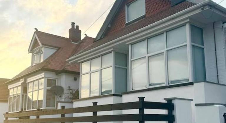 House | Beach nearby | Pets allowed — photo 4