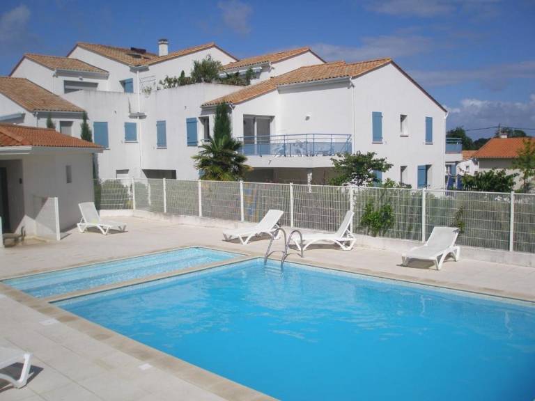 Vacation home with pool & yard in Royan