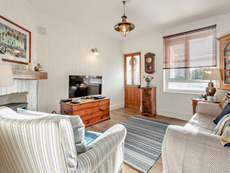 Cottage with garden — photo 4