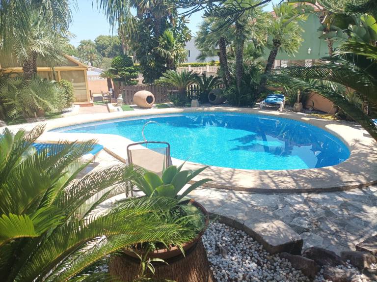 Villa with yard, pool & hot tub | Suitable for remote work — photo 3