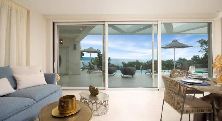Villa with pool, yard & patio | Dogs allowed — photo 2