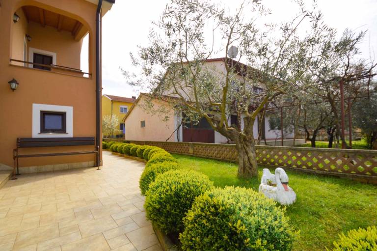 Holiday apartment with yard, grill & terrace — photo 3