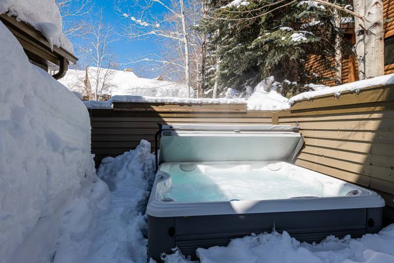 Beautiful Modern Home in Great Location, Hot Tub Patio, Luxury Amenities! — photo 2