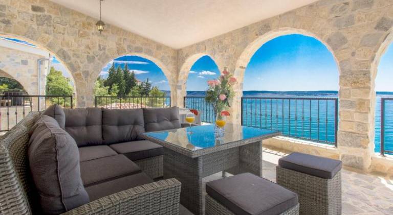 Apartment with barbeque, private pool & hot tub | Pet-friendly — photo 5