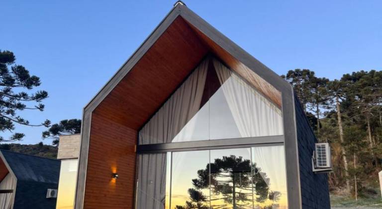 Lodge with hot tub & garden in Urubici