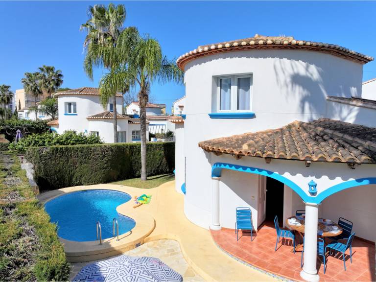 Fully equipped villa with barbecue, yard & private pool | Beach nearby | Pet-friendly — photo 4