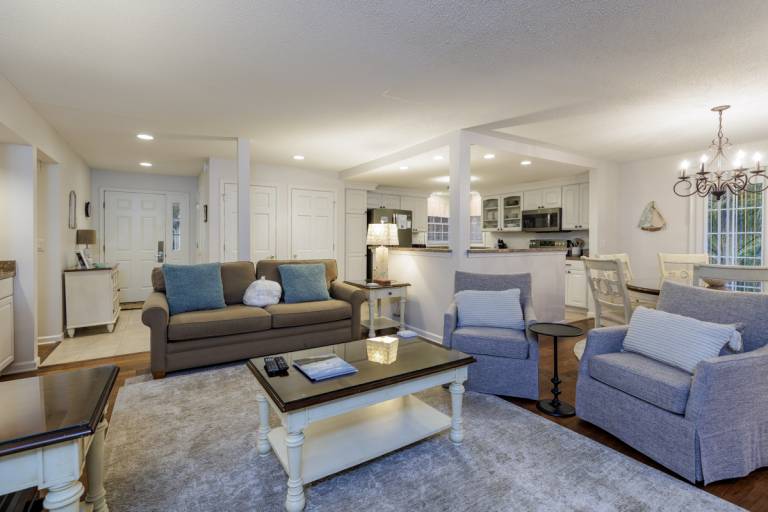 246 Evian Villas: Beautiful 2 Bedroom, Free Bikes, Pool, Tennis, Pet Friendly in Hilton Head Island, SC