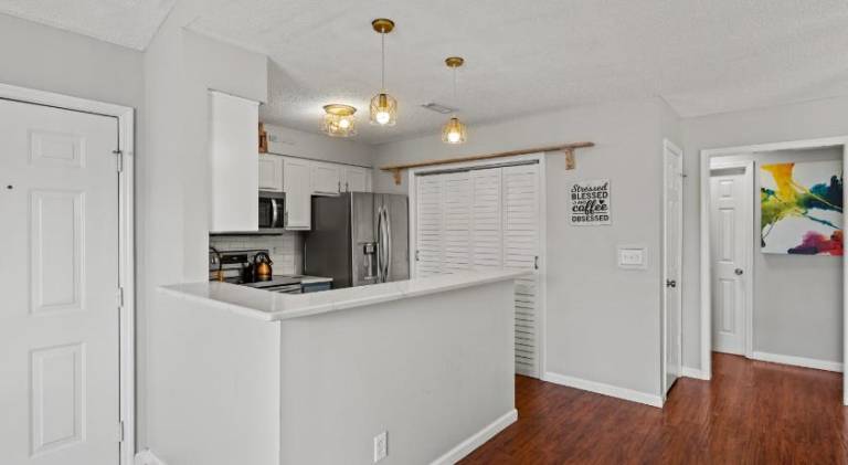 Apartment with pool — photo 4