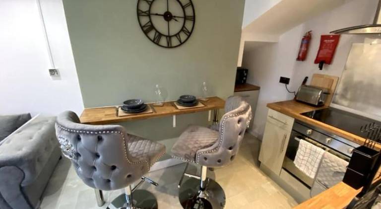 Cardiff Coach House with Hot Tub & Log Fire — photo 4