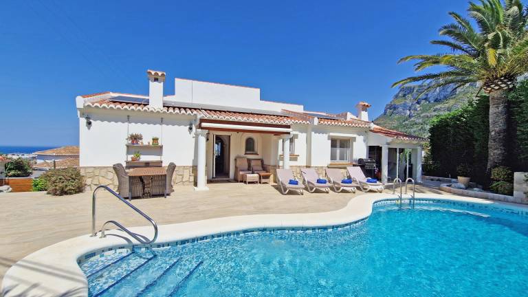 Family-oriented house with garden, barbecue & private pool | Dogs allowed in Denia