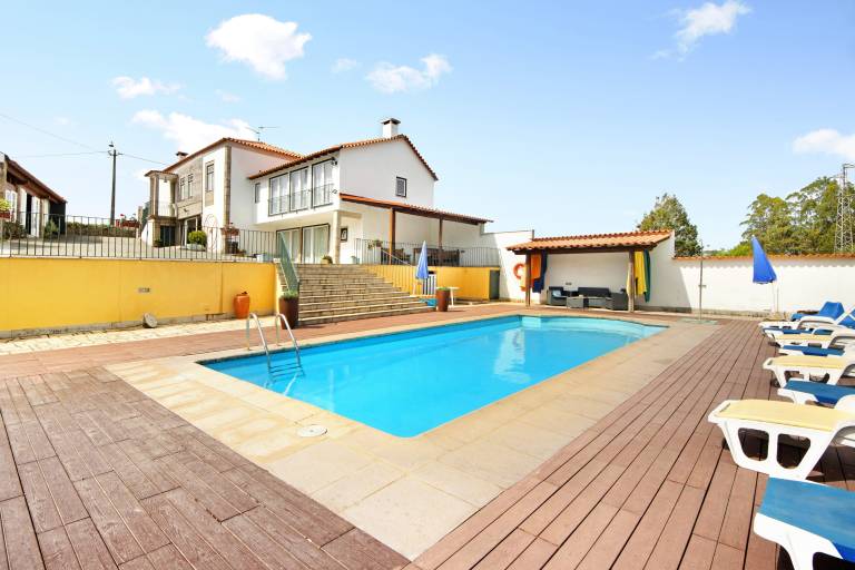 Holiday Home 'Casa De Barqueiros' with Private Pool, Private Terrace and Wi-Fi in Braga