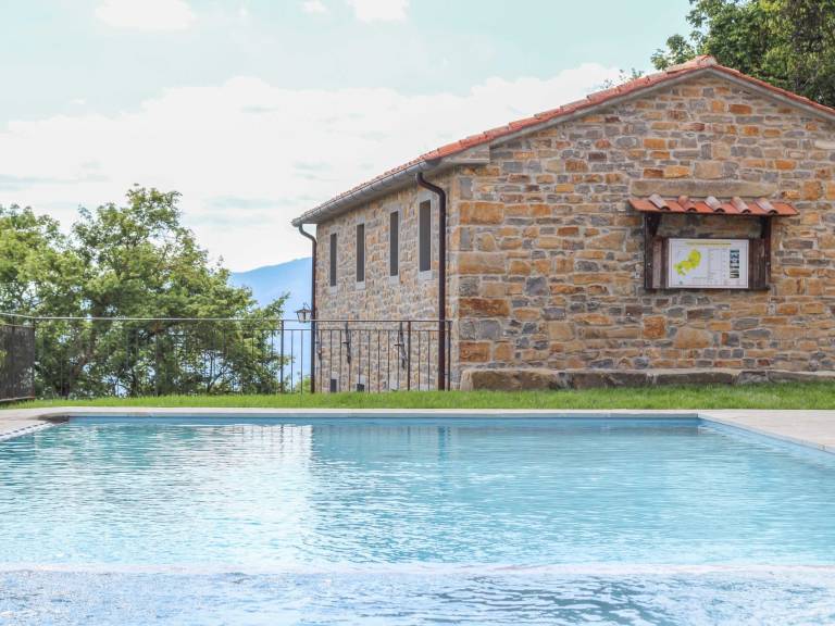 Vacation home with barbecue, private pool & patio — photo 2