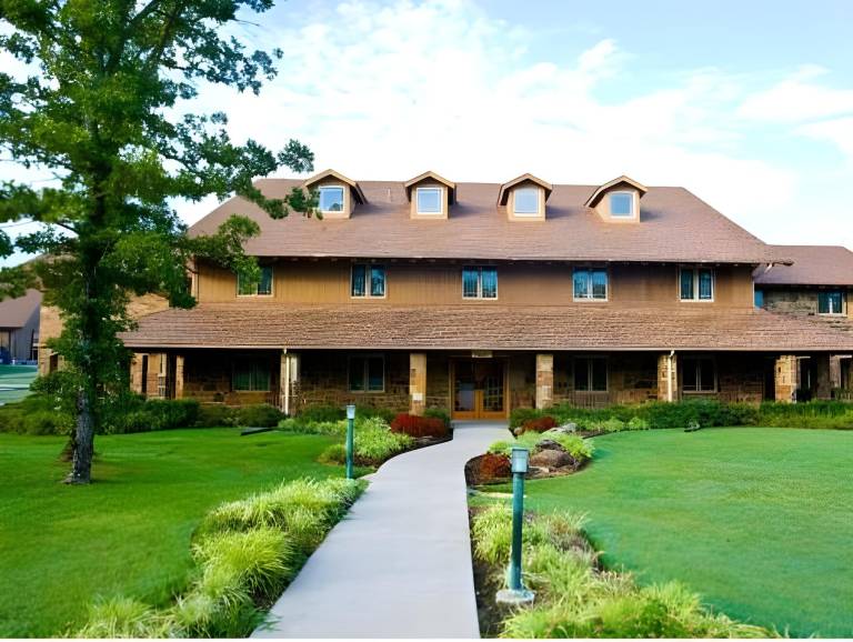 Spacious lodge with pool, garden & hot tub | Pets are welcome — photo 5